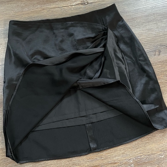 NWT Express Satin Drape Front Wrap Mini Skirt Size 8 - Picture 5 of 7